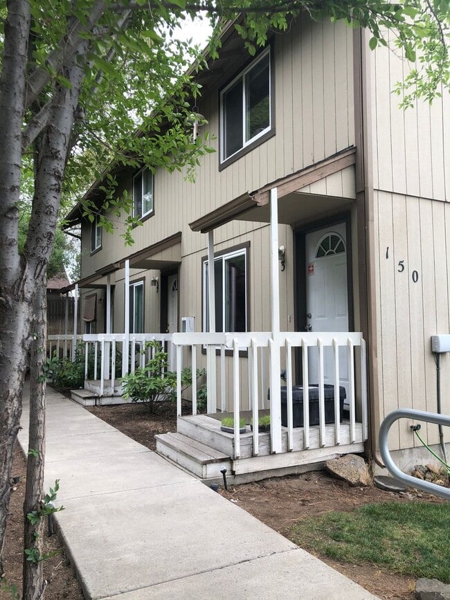 Building Photo - 150 NE 5th St Unit 3