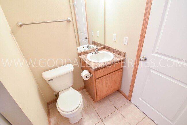 Photo - Spacious 3 Bedroom townhome with loft in Urbandale