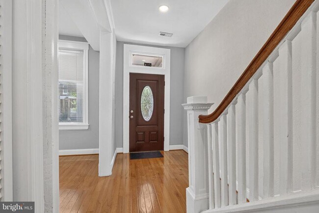 635 Kenyon St NW