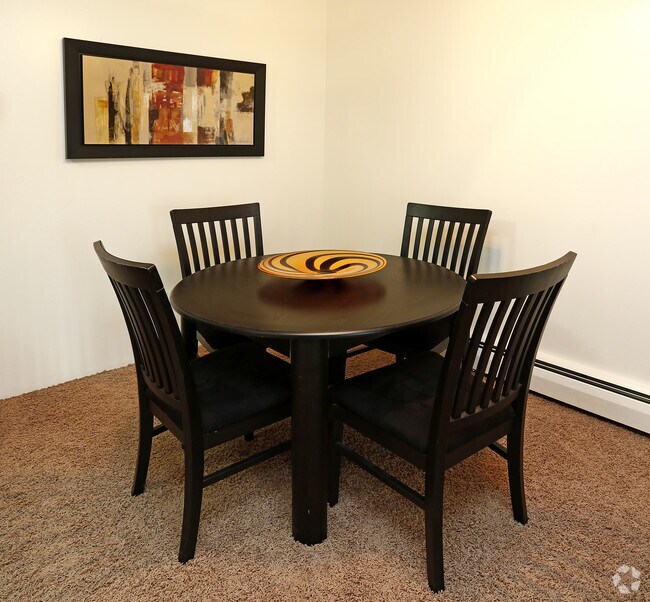 Rosedale Estates Apartments For Rent in Roseville, MN