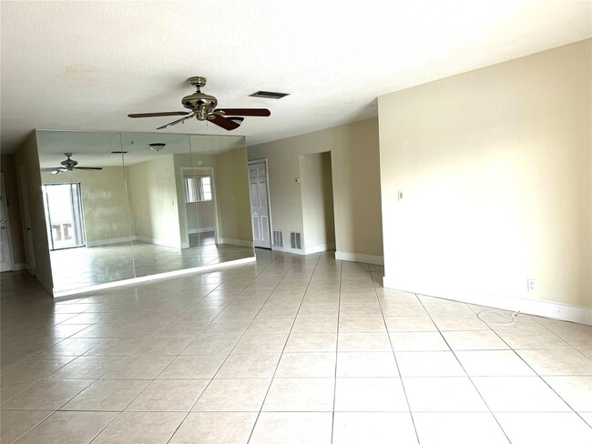 Photo - 5900 NW 17th Pl Unidad 201 Rental