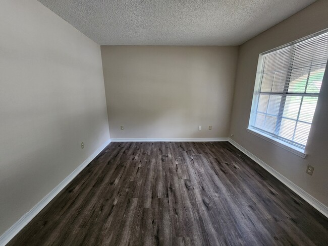 2131 Woodside Dr