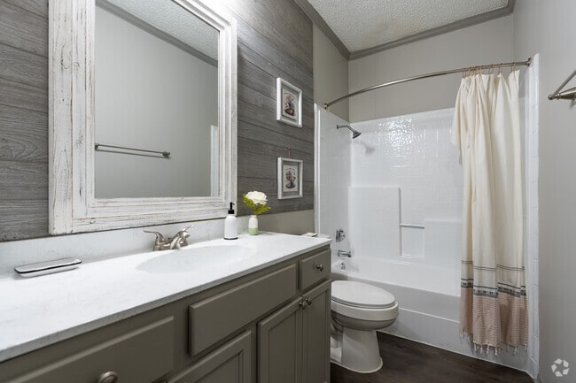 2BR, 2BA - 1,059SF - Bathroom
