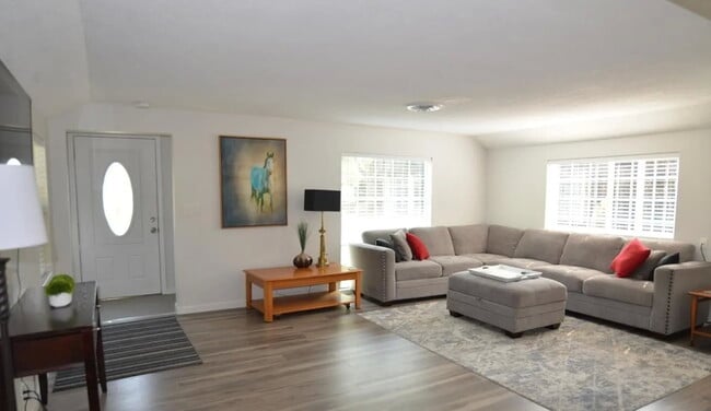 Photo - 711 Warner Ave