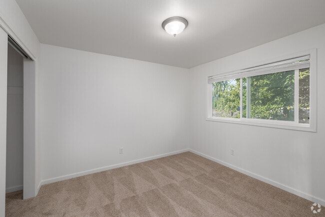 2BR, 1BA - 690SF