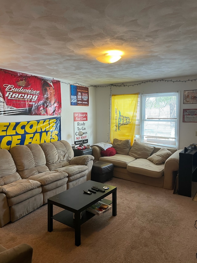 427A Lee Living room - 427 Lee St Unit A