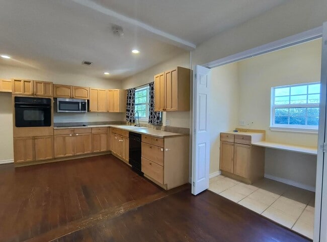 Photo - 2317 Live Oak St