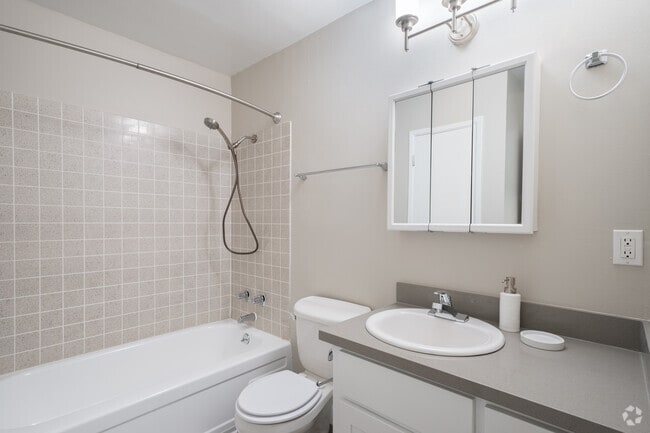 2BR, 2BA - 956SF