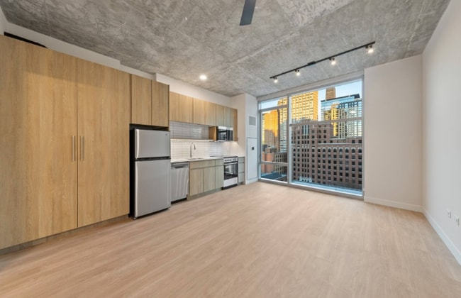 Building Photo - 856 N Wells St Rental