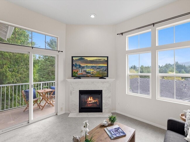 Building Photo - Available Now - 2 Bed/2 Bath End Unit Townhouse with Garage - Issaquah