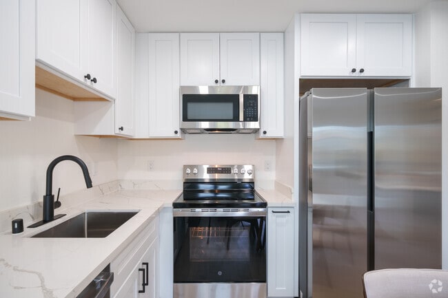 5BR, 2BA - 1000SF - Kitchen