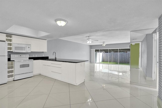 Building Photo - 704 NE 23rd Ave Unit 2