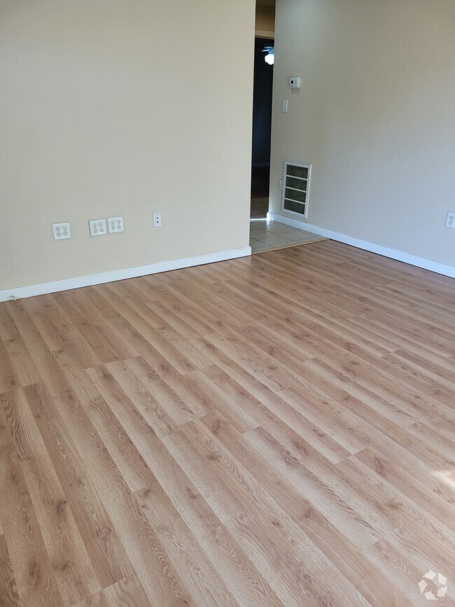 Building Photo - 301 N Greenbriar Rd Rental