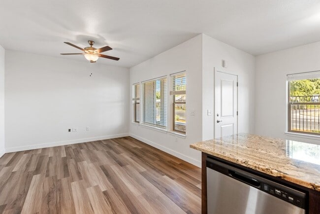 Photo - Avery Oaks Apartments