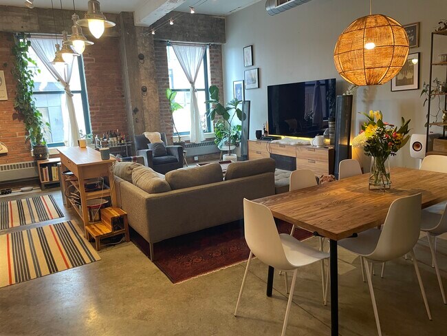 Open concept that feels bigger/ comfortable in person. *not deceptive profesional pictures* - 250 Park Ave Condo Unit 510