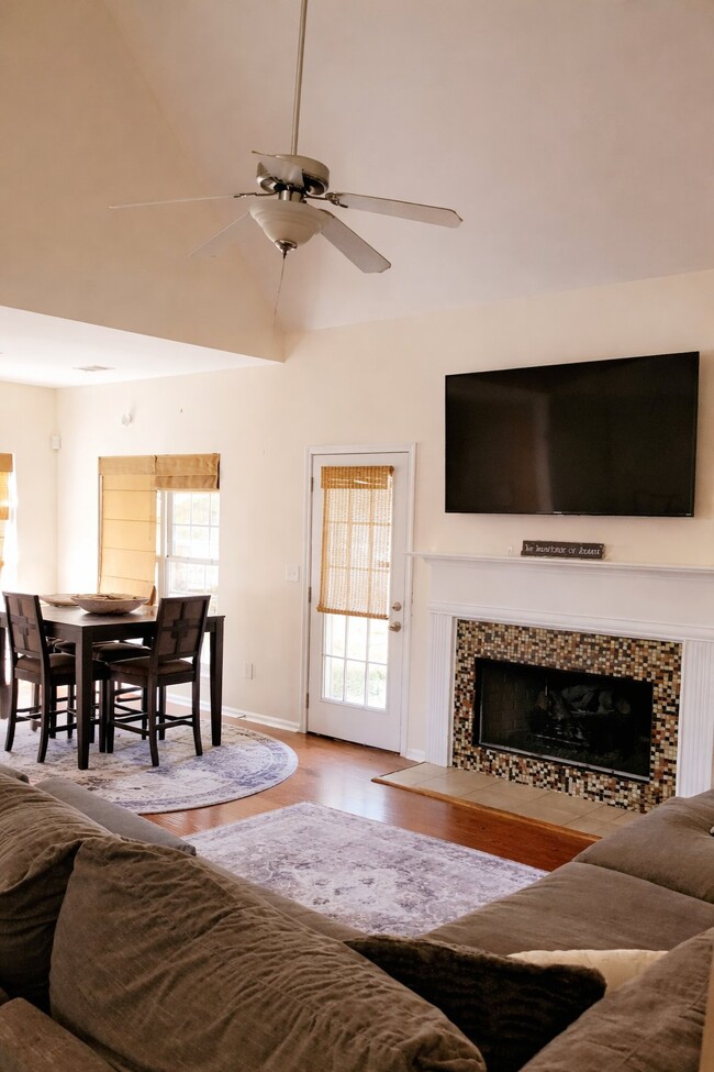 Photo - 272 William Nye Dr SE