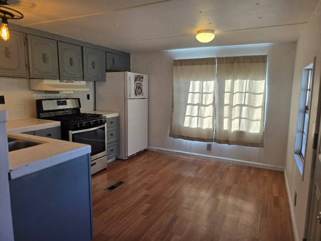 Photo - 2325 E Packard Ave