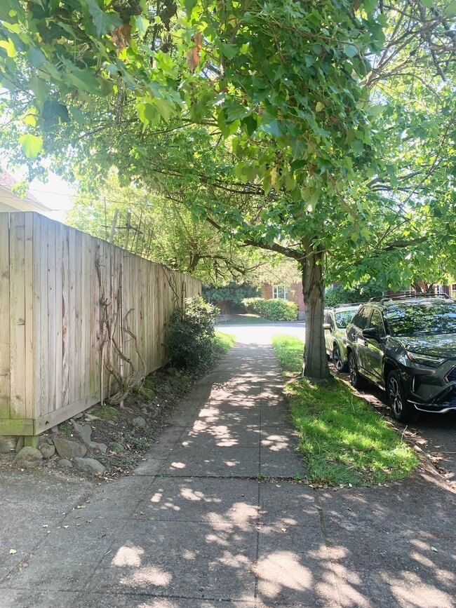 Building Photo - 634 NE 28th Ave