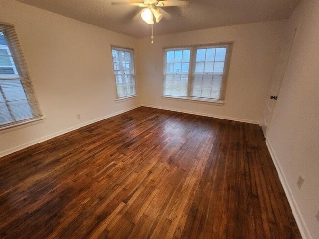 Dormitorio principal con baño privado. - 4505 Avenue A