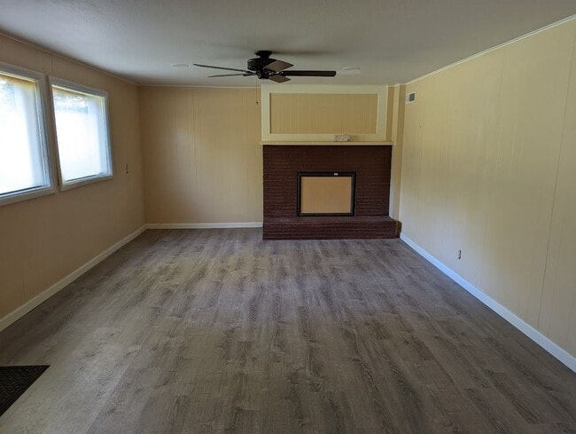 Photo - 3 bedroom 2 bath Pet-Friendly House with Amazing Backyard!