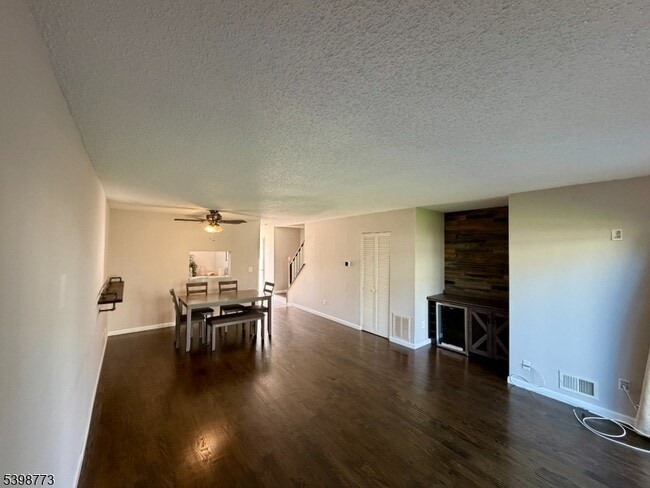 Photo - 347 Bromley Pl