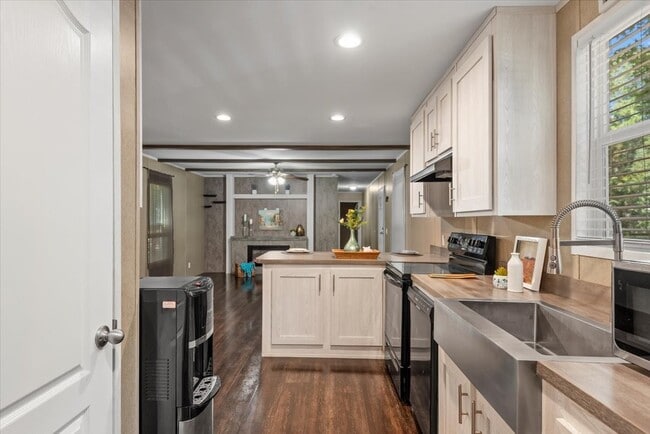 Photo - 211 Woodstock