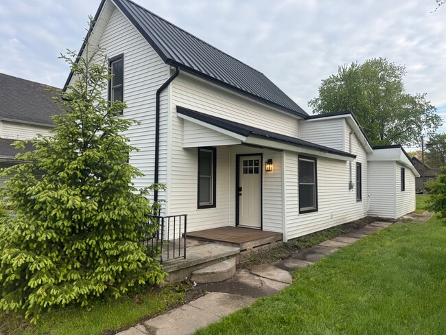 Building Photo - 315 W Oakridge Ave