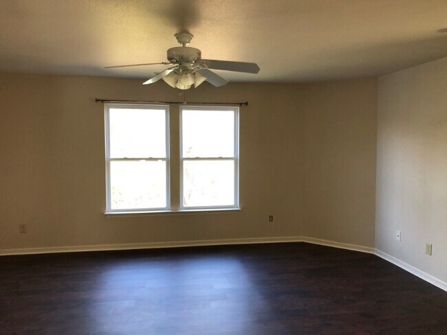 Photo - 557 Lakeside Valley Dr