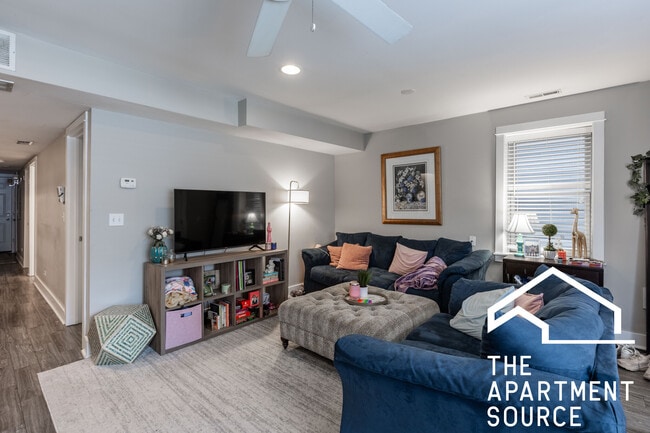 Building Photo - 2449 N Ashland Ave Unit 1