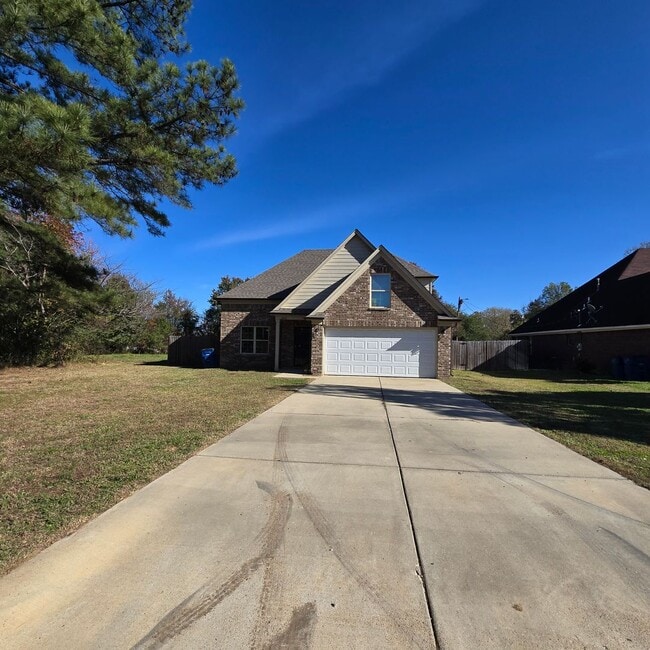 Two-Story Beauty in Olive Branch with Comp... - Two-Story Beauty in Olive Branch with Comp... House