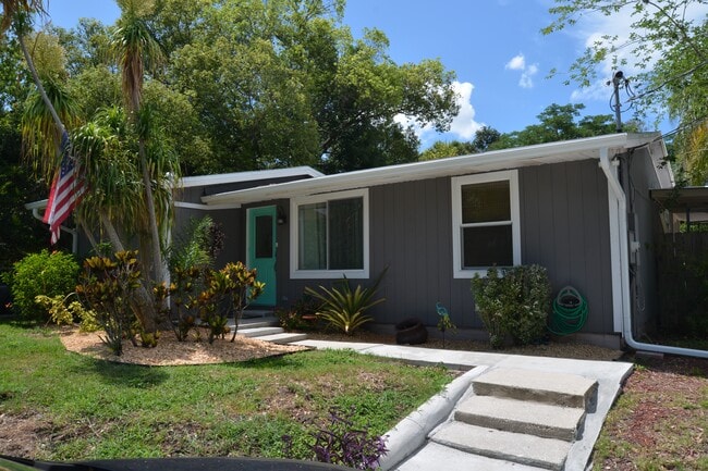 Photo - 139 E 8th St