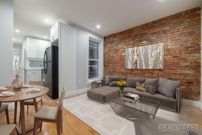 Building Photo - 1 Bed W. Tons of Space in Crown Heights! Rental