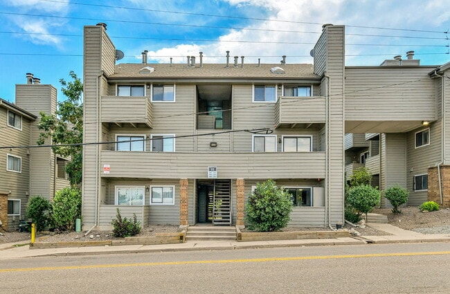 Building Photo - $1,095.00, Studio and 1 bath located in De... Unit Apt 232