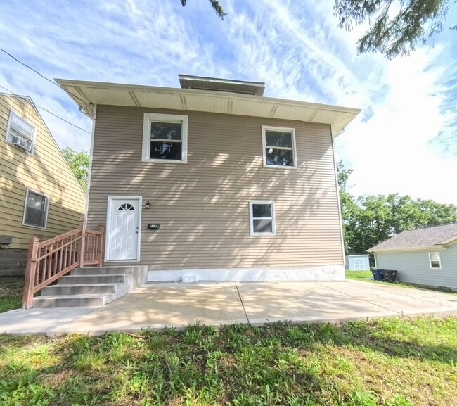 Building Photo - Updated 5 bedroom 2 bathroom home