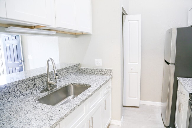 Building Photo - 4151 SE 22nd Ave Unit B