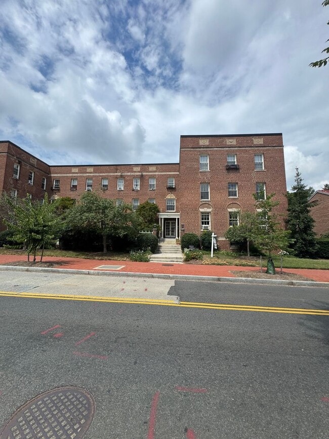 Building Photo - Newly Renovated & Modern Studio Apartment ...