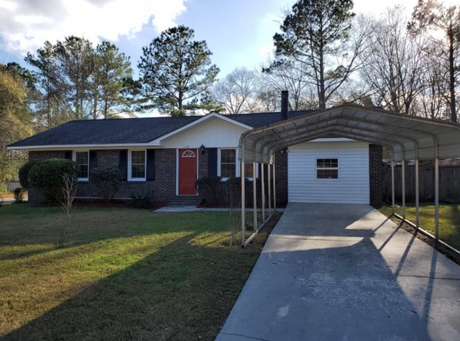 Building Photo - 3 BR/ 1 BA Ranch Style Home in Summerville!