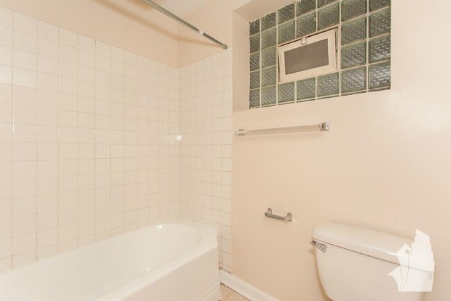 Photo - 2867 N Clark St Unidad g