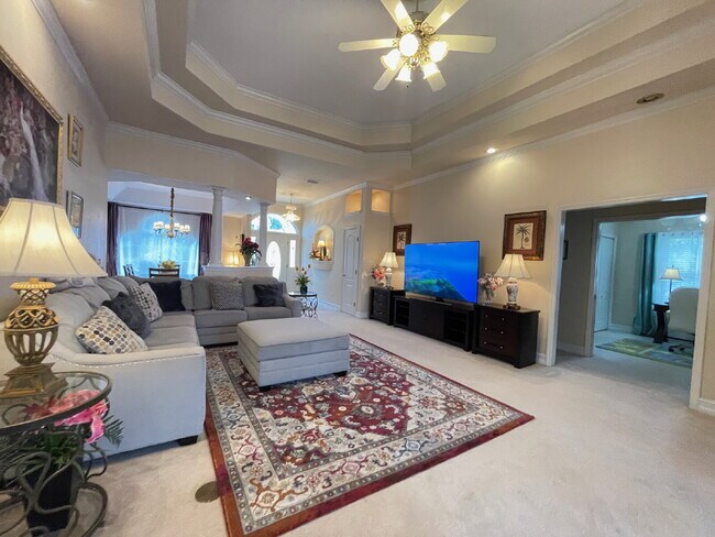 4Br/2.5Ba Huge home with a sunroom