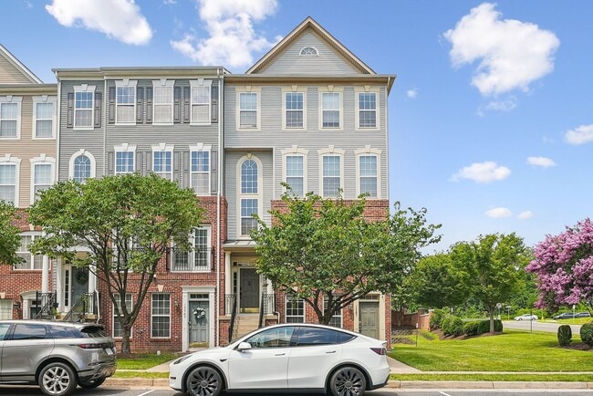 Building Photo - Beautiful End-Unit Townhome-Style Condo Ne...