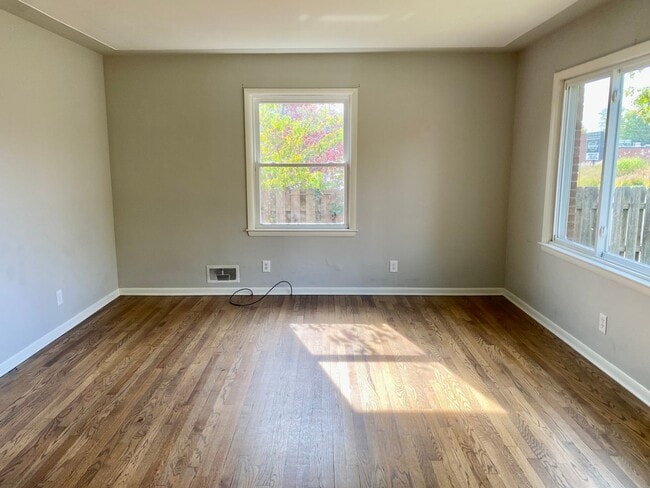 Photo - Cute Cape Cod in Forest Hills