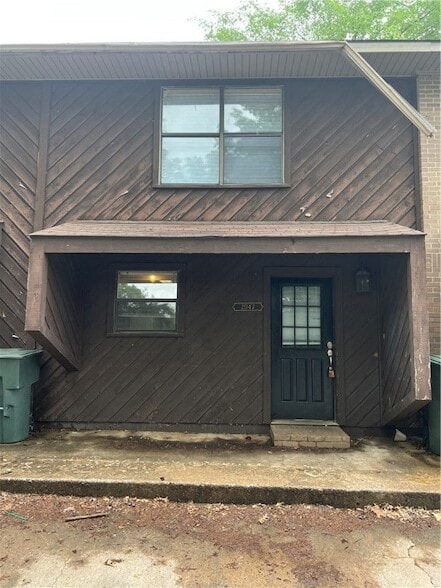 Building Photo - 2043 E Oaks Dr Rental