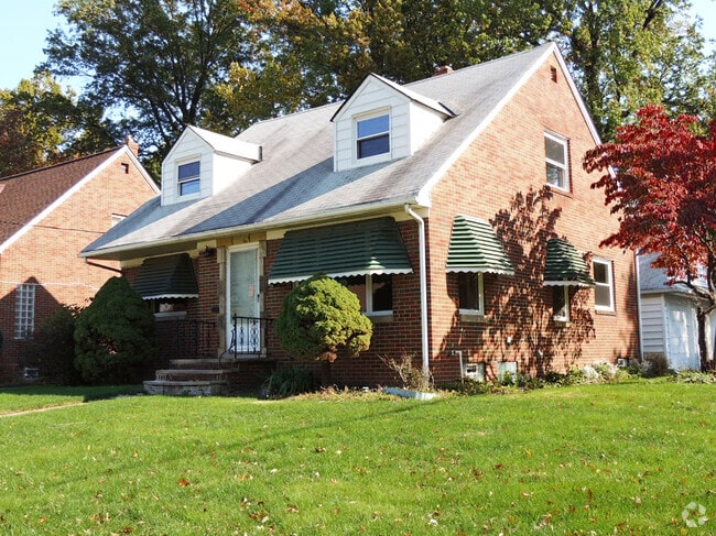 Building Photo - 4 Bedroom - 2 Full Bath Bungalow for Rent! Rental