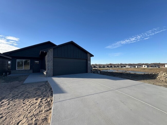 Building Photo - 4833 N Vassar Ave