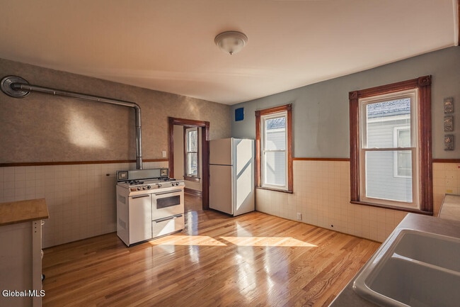 Photo - 65 Van Derveer St Unit Second Floor Front