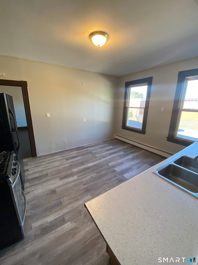 Building Photo - 850 Park St Unit 3E