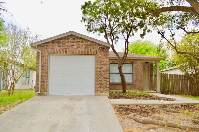 Beautiful 2 bed 2 bath with new flooring a... - Beautiful 2 bed 2 bath with new flooring a... House