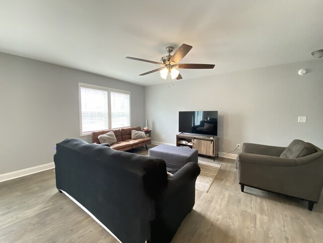 Photo - 900 Allstar Ave