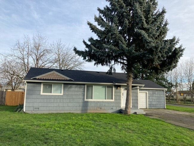 Building Photo - Beautifully updated 2 bedroom, 1 bath hous... Rental