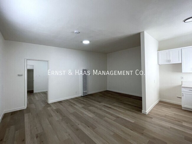 Photo - 1049 E 21st St